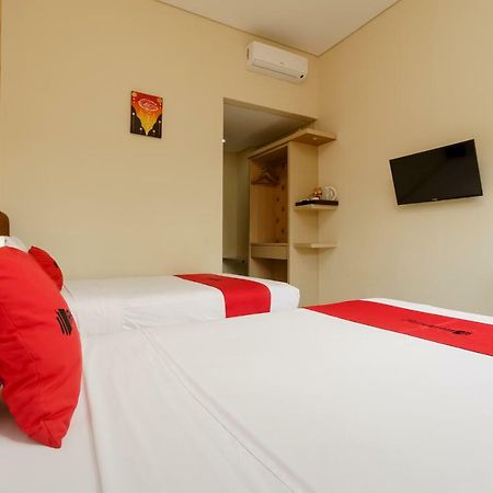 Reddoorz Plus Near Sangkareang Park Матарам Экстерьер фото