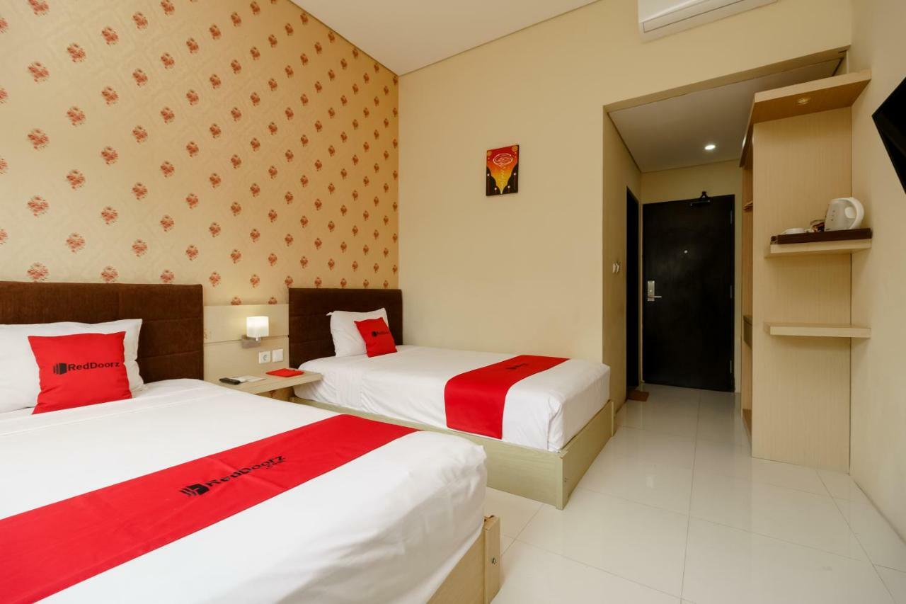 Reddoorz Plus Near Sangkareang Park Матарам Экстерьер фото